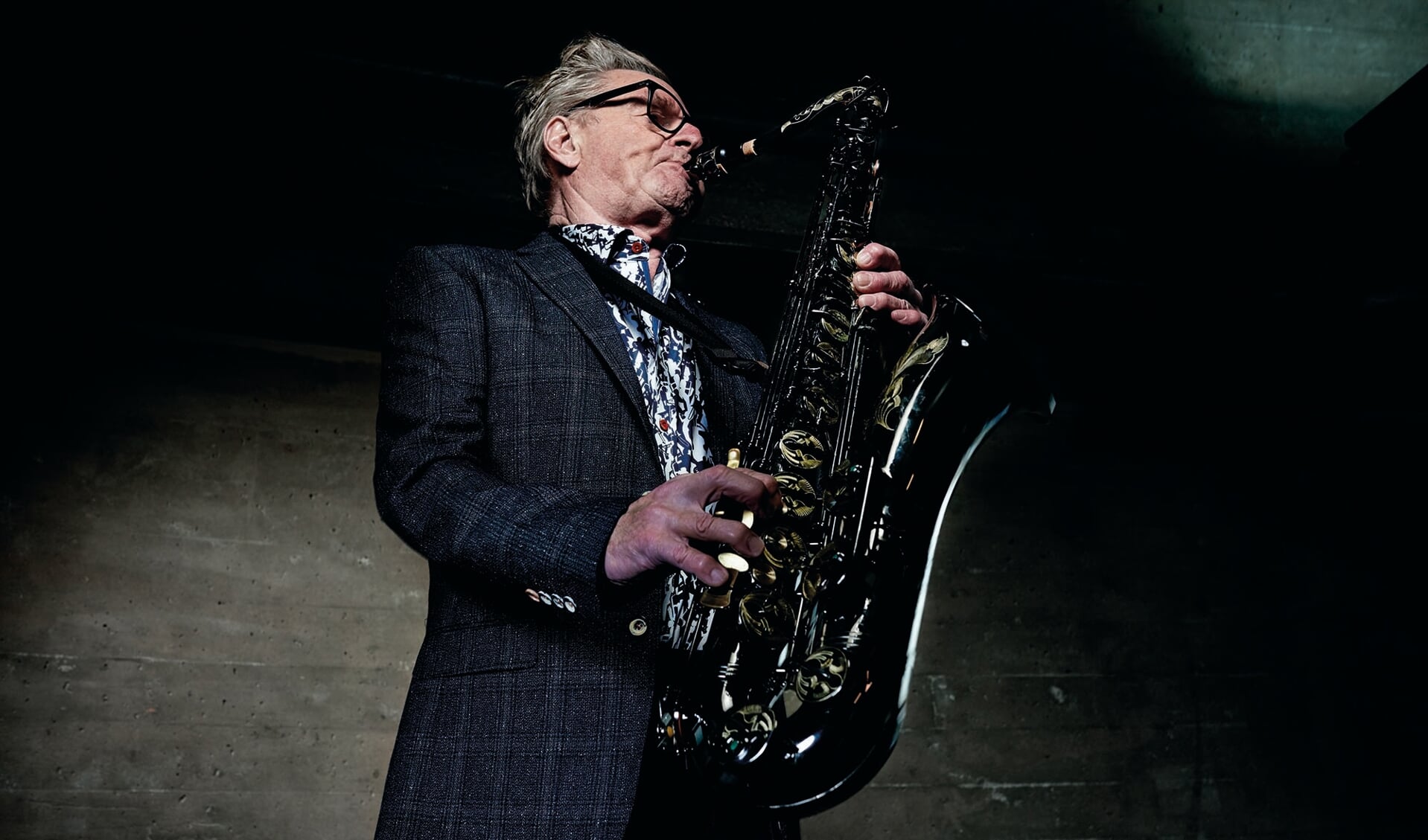 Saxofonist Hans Dulfer (80) viert zijn 65-jarig jubileum als saxofonist met een tournee, onder andere in Drachten.