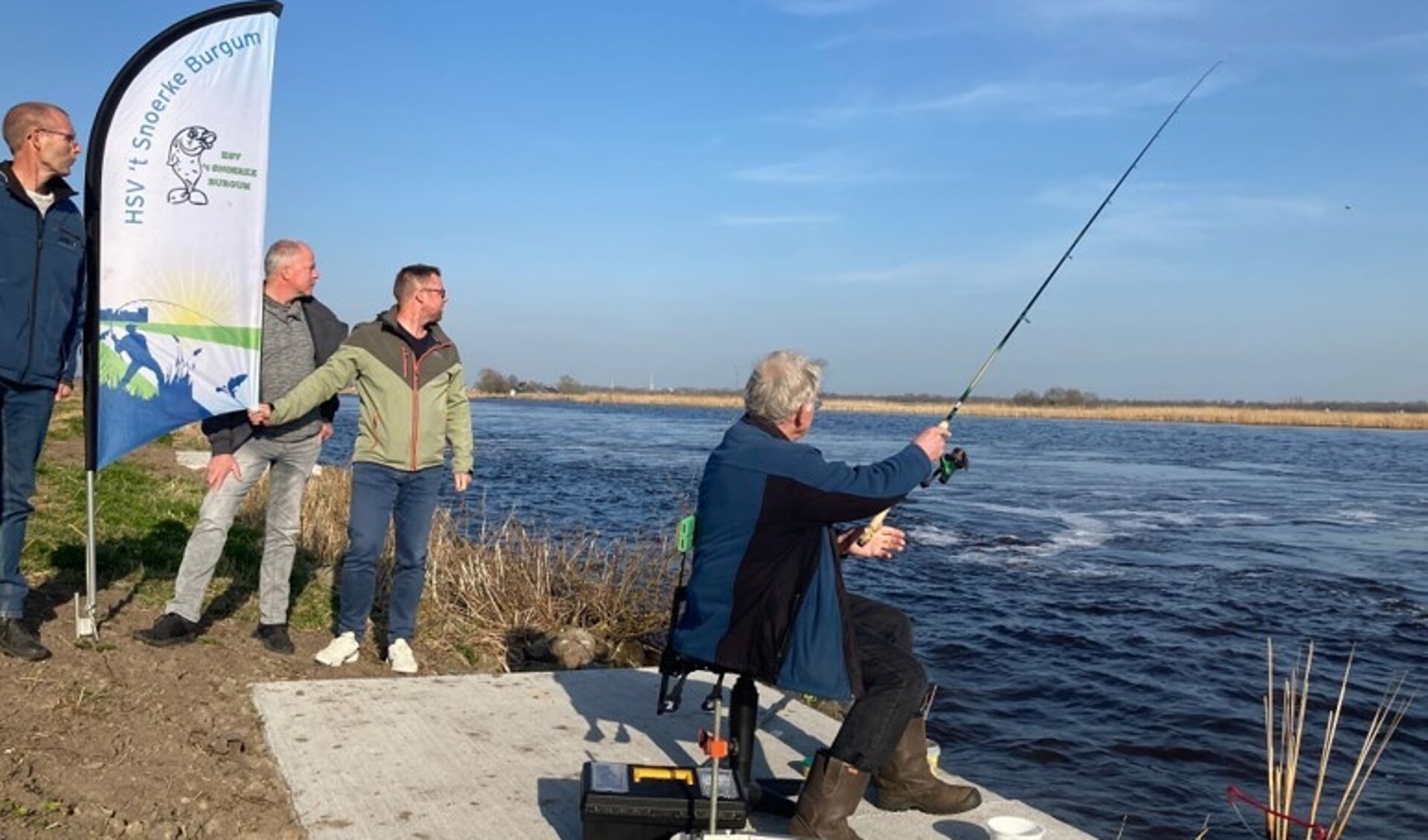 HSV It Snoerke uit Burgum maakt reclame voor zichzelf, op één van de 15 nieuwe visplekken langs het P.M.-kanaal tussen Burgum en Suwâld. Rechts vooraan oud-voorzitter Gerlof van der Wal, links de huidige bestuursleden.