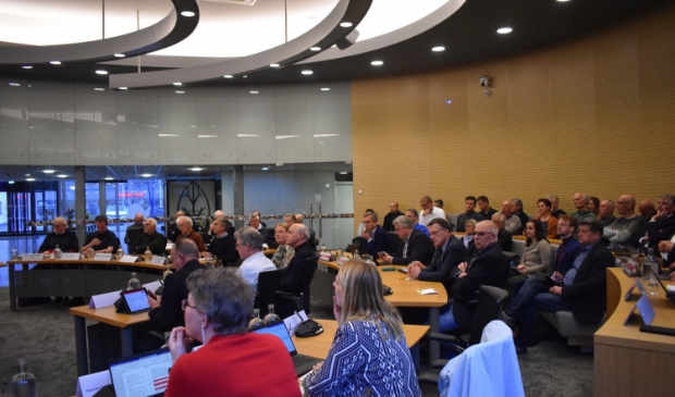 Een volle raadszaal, dinsdagavond 5 april, met 15 insprekers en diverse raads- en statenleden.