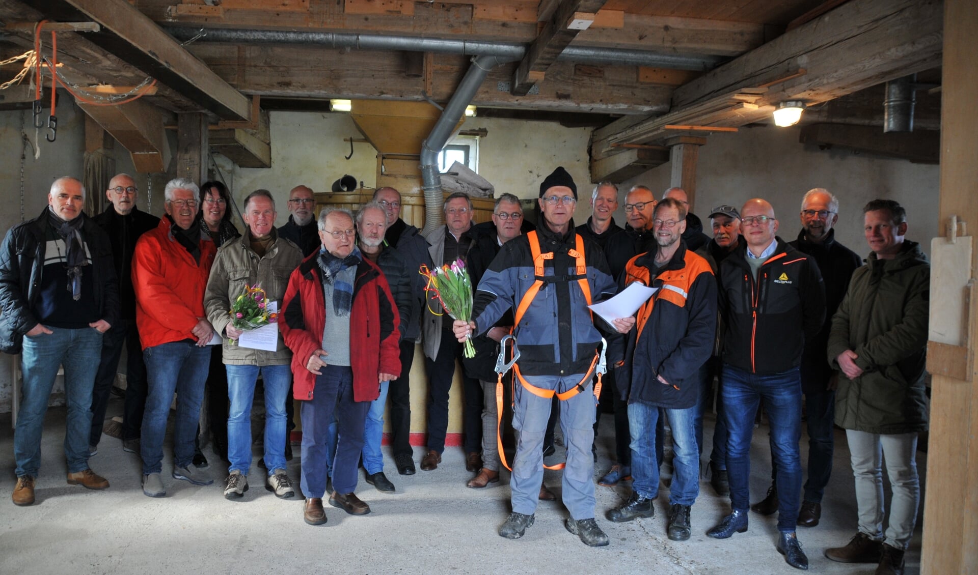 Eén vrouw en 19 mannen 'hokten' donderdag samen in molen De Zeldenrust in Dokkum. Met bloemen (én valbeveiliging) de beide nieuwe molenaars.