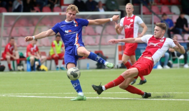 <p>Mark van der Meer haalt doeltreffend uit voor de 'Blaukes'.</p>