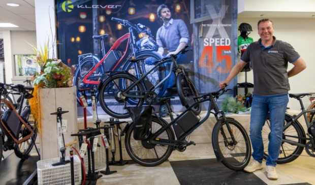 <p>Arnaud Egberts bij speed-pedelecs van Klever in de winkel.</p>