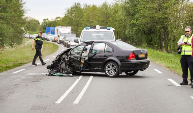Auto in botsing geraakt met vrachtwagen