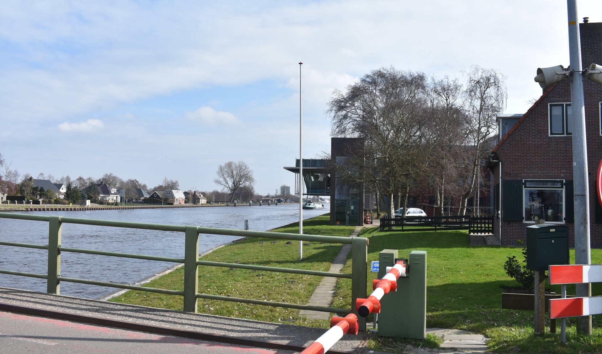 De brug bij Skûlenboarch over het Prinses Margrietkanaal is sinds maandagavond 9 mei 2022 gestremd.