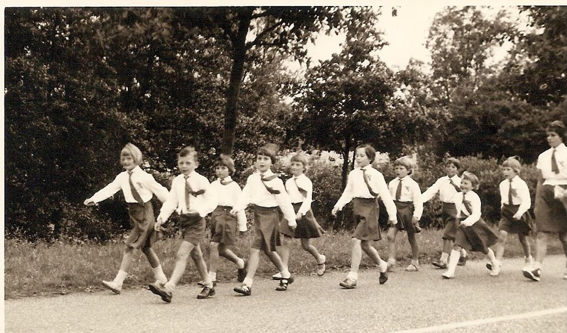 De wandelclub van Kootstertille had een eigen tenue.