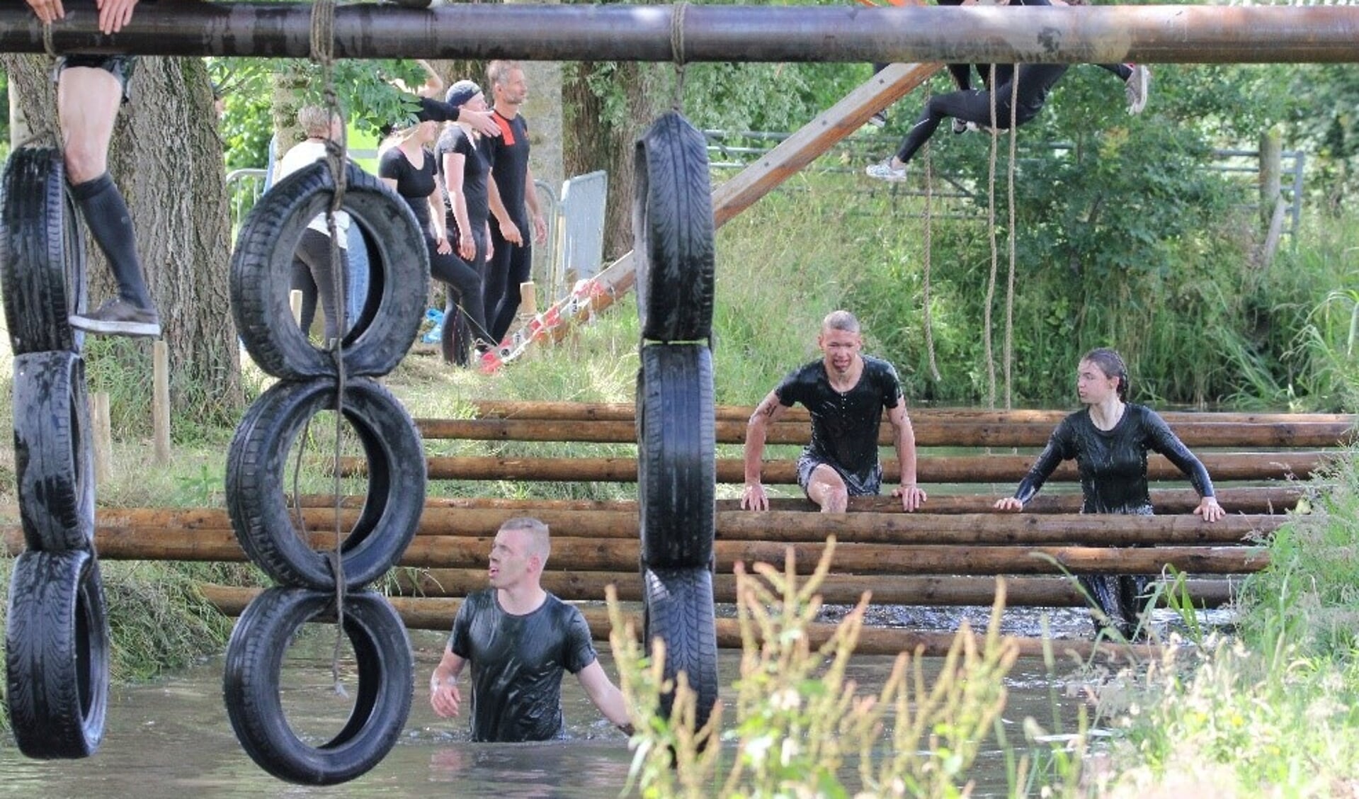 Een momentopname van een eerdere editie van de Lodenhelrun bij Feanwâlden.