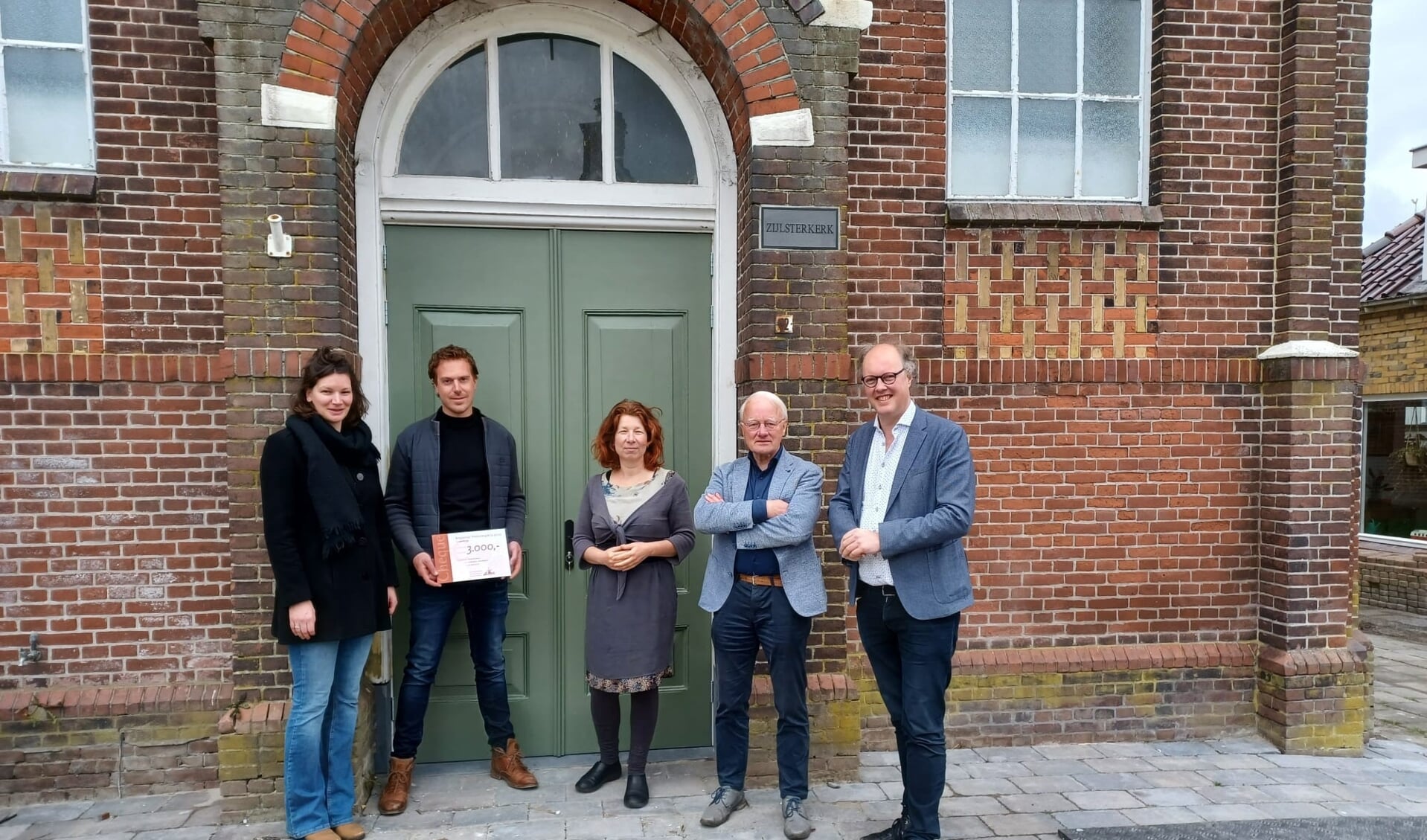 V.l.n.r.: de winnaars van de prijs, Marleen Slim en Frank Brouwers; Jacqueline Brauwers en Oebele Vries van Erfgoed Kollumerland en architect Silvester Adema.