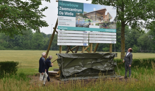 Op het het bouwbord voor de Nieuwe De Welle ontbreekt nog de naam van de hoofdaannemer. V.l.n.r.: burgemeester Jan Rijpstra, wethouder Maria le Roy en gedeputeerde Friso Douwstra.