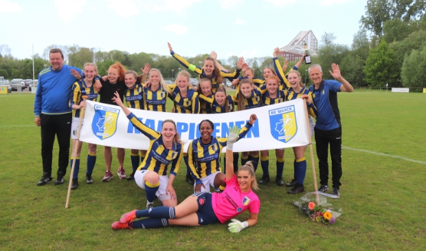 <p>De dames van Be Quick zijn kampioen.</p>