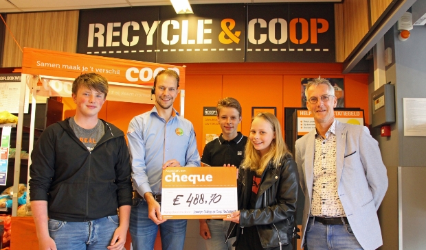 <p>Tygo Borger, Jan Dooitzen van der Veen, Gerjan Keizer, Jelly Hania en Henk Numan (v.l.n.r.) met de cheque voor Oekraïne bij de flesseninname van supermarkt Coop in Buitenpost.</p>