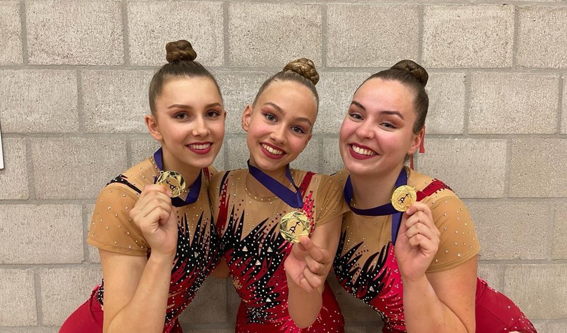 De winnaressen van goud: Marieke, Arwen en Nynke.