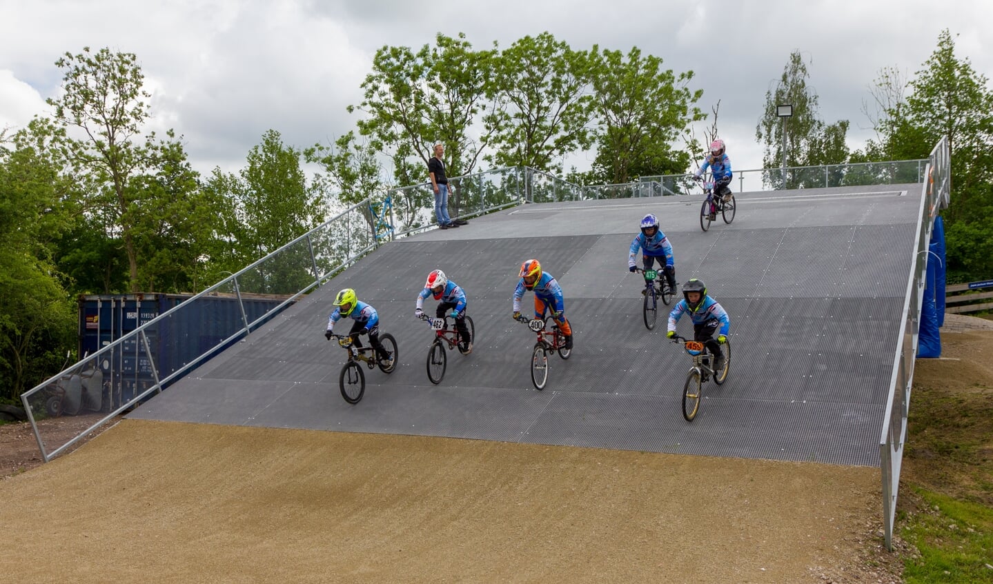 Jonge fietscrossers trainen op de nieuwe startheuvel.