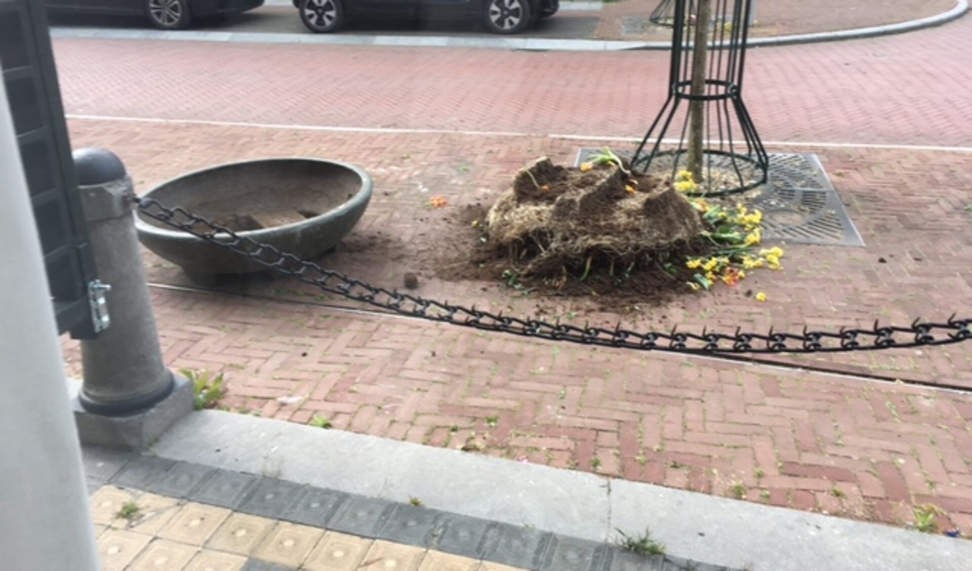 De vernielde bloemenbak voor het pand van notaris Hellema in Dokkum