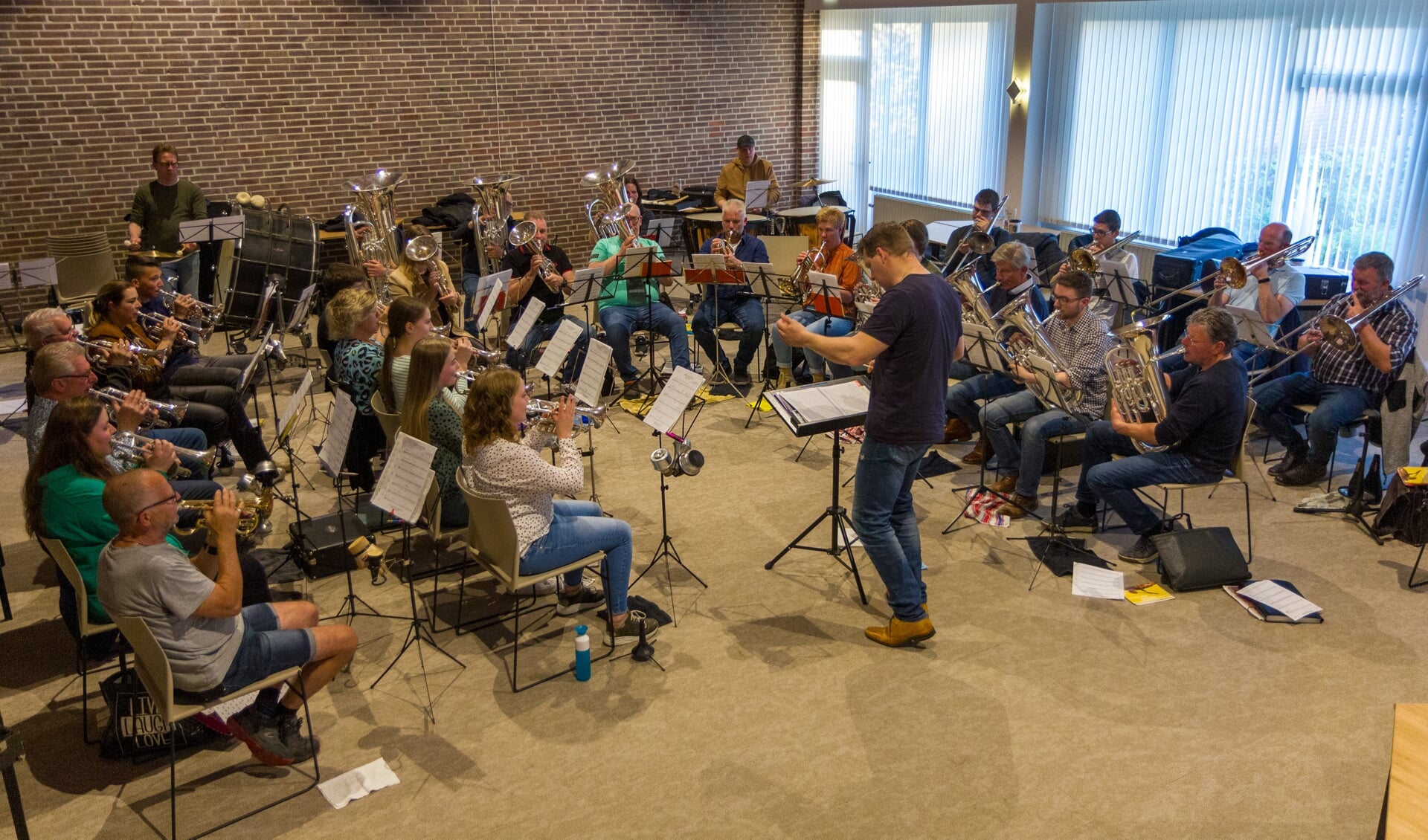 De brassbands Wilhelmina uit Kollum en de Bazuin uit Triemen/Westergeest repeteren samen voor de voorstelling. 