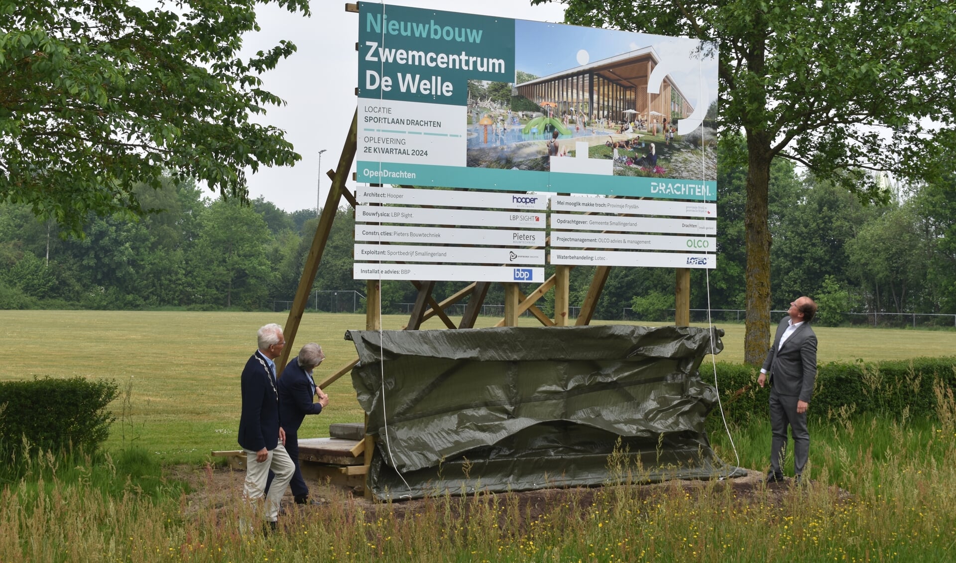 Het bouwbord voor de Nieuwe De Welle, mei 2022 onthuld, nog zonder de naam van de hoofdaannemer. V.l.n.r.: burgemeester Jan Rijpstra, wethouder Maria le Roy en gedeputeerde Friso Douwstra.