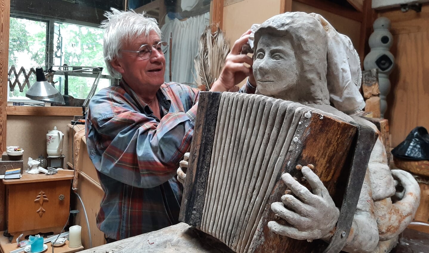 Oene van der Veen werkt aan het kunstwerk.