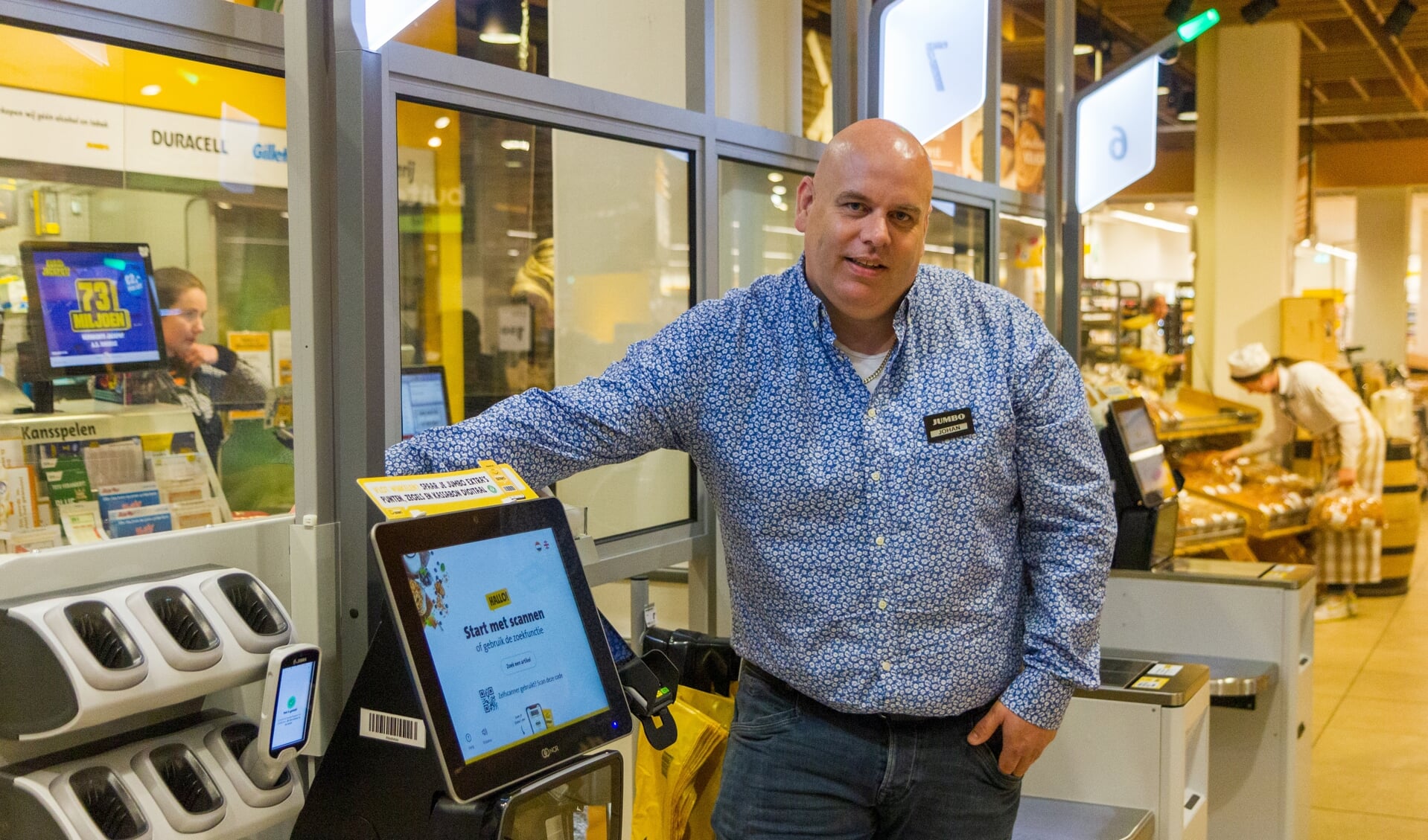 Bedrijfsleider Johan Postma bij één van de self-checkouts op het nieuwe zelfscanplein.