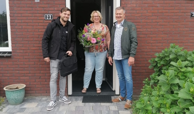 <p>Van links naar rechts Rutger Melein (Energie Inspectie B.V.), mevrouw B. Idema en Jacob Miedema (projectleider aardgasvrij Garyp).</p>