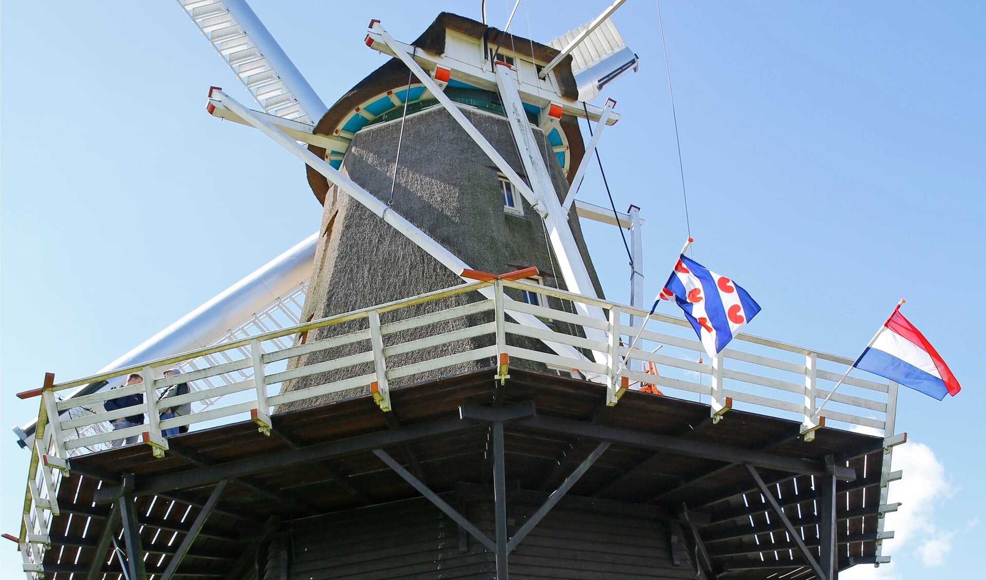 De molen en een tent bij de molen in Burum zijn tijdens de reünie centrale ontmoetingsplekken.