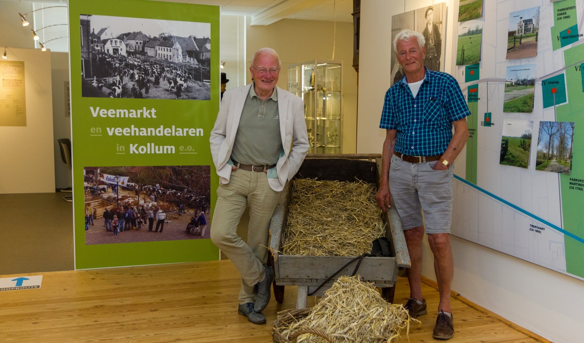 Oebele Vries (links) met Gerrit Dam bij de expositie. Dam verhandelde destijds vee op de markt in Kollum en hij is nog steeds veehandelaar. In de expositie wordt er ook aandacht aan hem besteed.