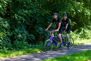 Slechtziende én slechthorende Wilte Jager fietst met kameraad Elfstedentocht op tandem voor onderzoek naar Ushersyndroom