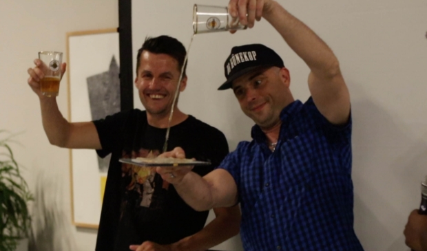 <p>Emiel Stoffers doopt de eerste dvd met bier.</p>