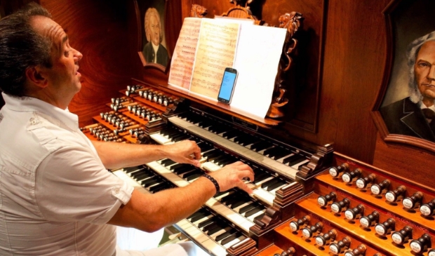 <p>Martin Mans speelt orgel.</p> 