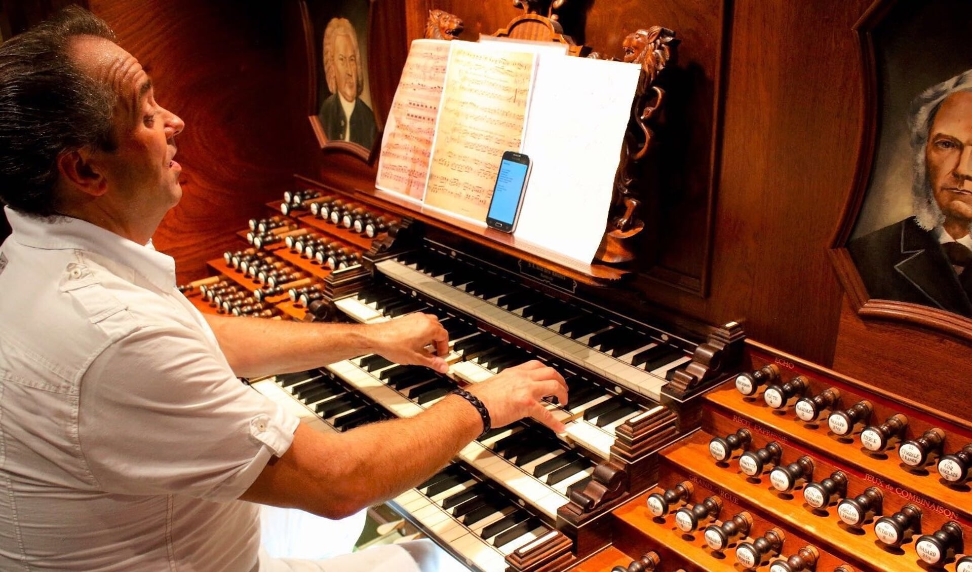 Martin Mans speelt orgel.