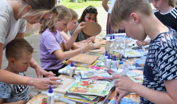 Kinderen mochten zelf aan de slag met het maken van collages.