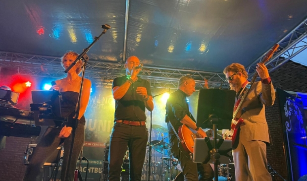 Strak! speelt het plein voor De Pleats plat