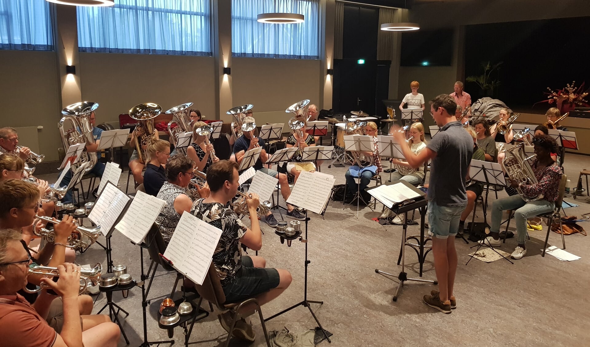 Blaast de Bazuin repeteerde de afgelopen weken met een ‘mega-band’ voor het Zomerconcert op het Torenplein.