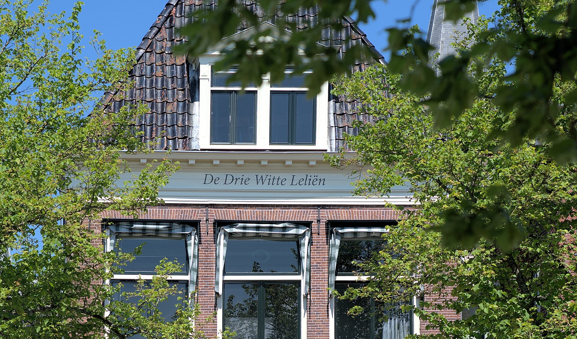 Herberg De Drie Witte Leliën kreeg z'n naam terug, maar het is nu de ingang van het Stadhuis in Dokkum, aan de Suupmarkt 2-4.