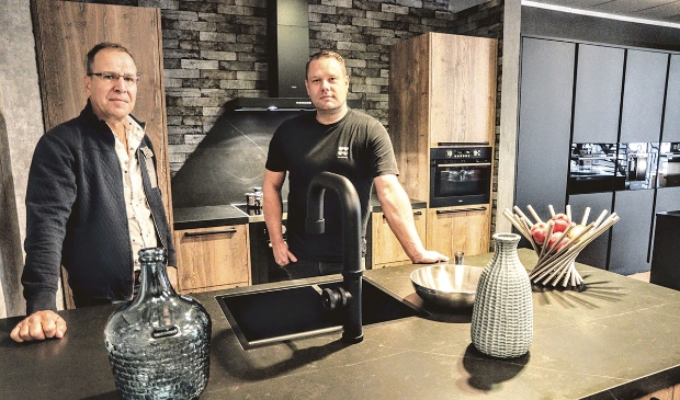 Badkameradviseur Klaas Algra met rechts naast hem keukenadviseur Jan Tabak in de showroom te Drachten.