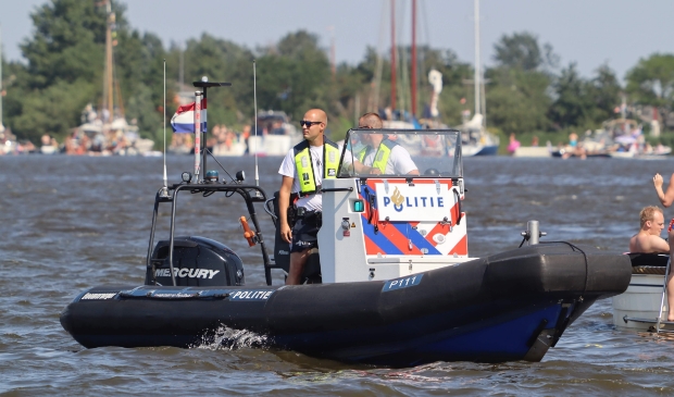 Tijdens vakantieperiodes controleert de politie intensief op de Friese wateren. 