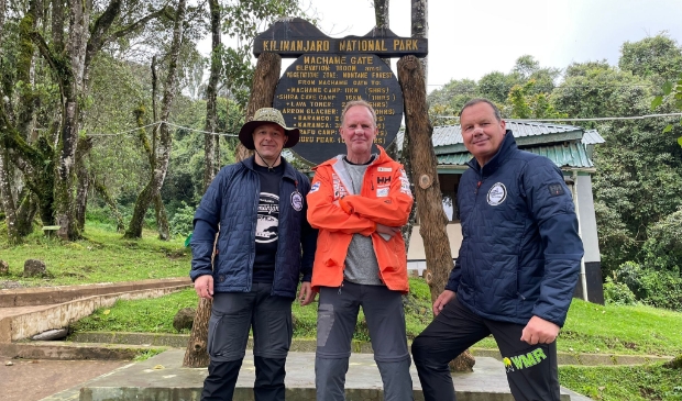 <p>Jogchum van der Woude, Eelke Krol en Titus Vogt aan de start van Expeditie Kilimanjaro. </p>