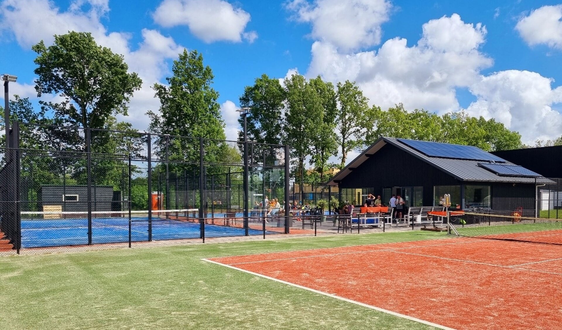 Nieuwe padelbanen (blauwe ondergrond) en tennisbanen in Oudega (Sm.).