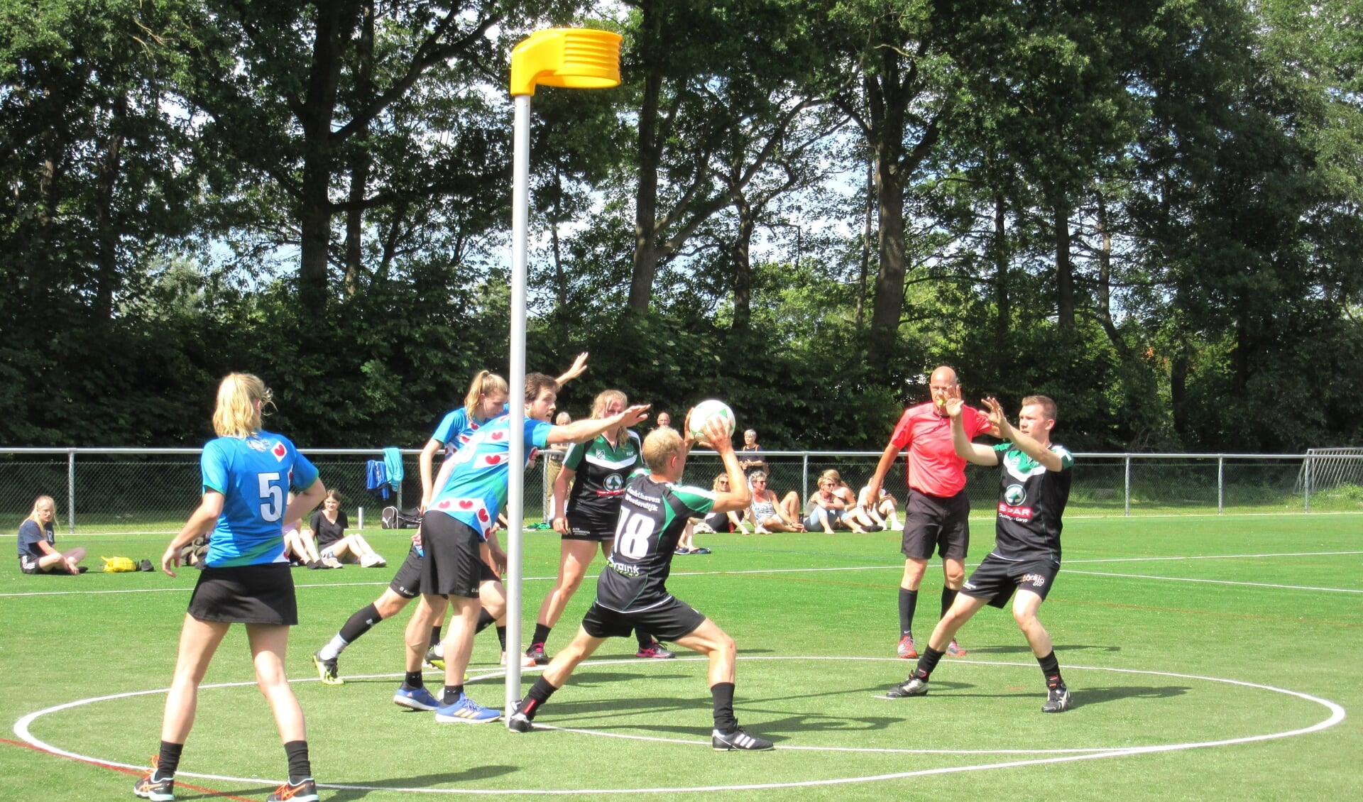 De korfballers van Quick’21/V&V (zwart-groene tenues) in actie tegen Wêz Handich/DOW/TFS.
