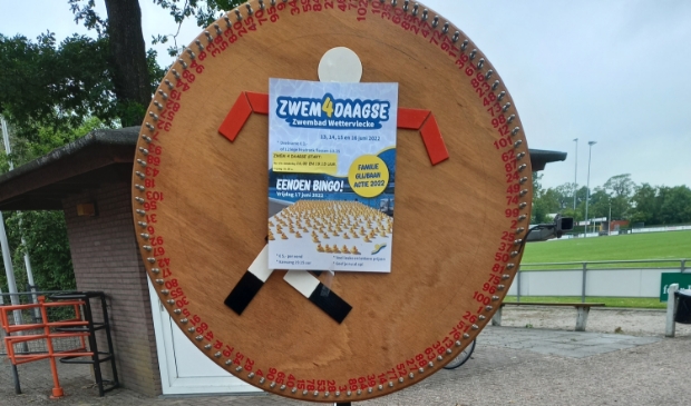 <p>De eenden-bingo in zwembad De Wettervlecke in Surhuisterveen is vrijdagavond 17 juni 2022.</p>