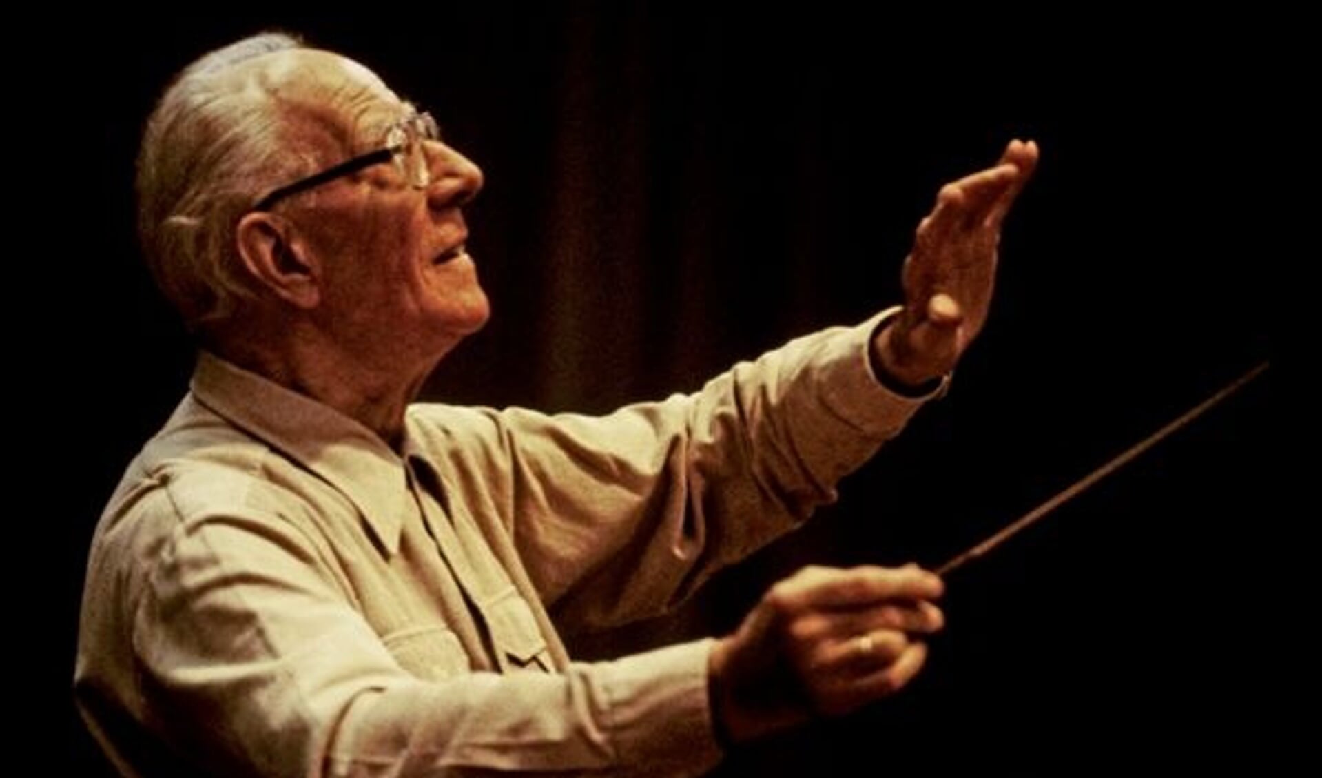 Carl Orff op oudere leeftijd als dirigent. Hij was behalve componist ook muziekpedagoog en werd beroemd door de 'Carmina Burana'.