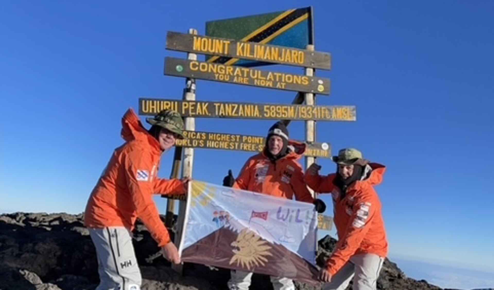 De Dokkumer klimmers op de top van de Kilimanjaro in het noordoosten van Tanzania. 