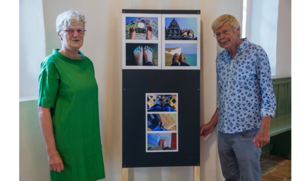 <p>Lineke Hansma en Sjaak Beek bij een fotocollage in de Kruiskerk.</p> 