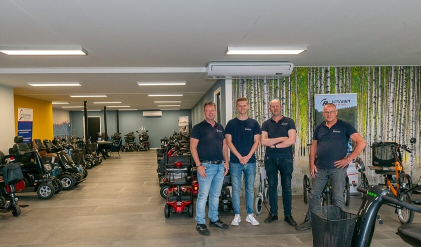 Het team van Scootmobiel Friesland in de showroom.