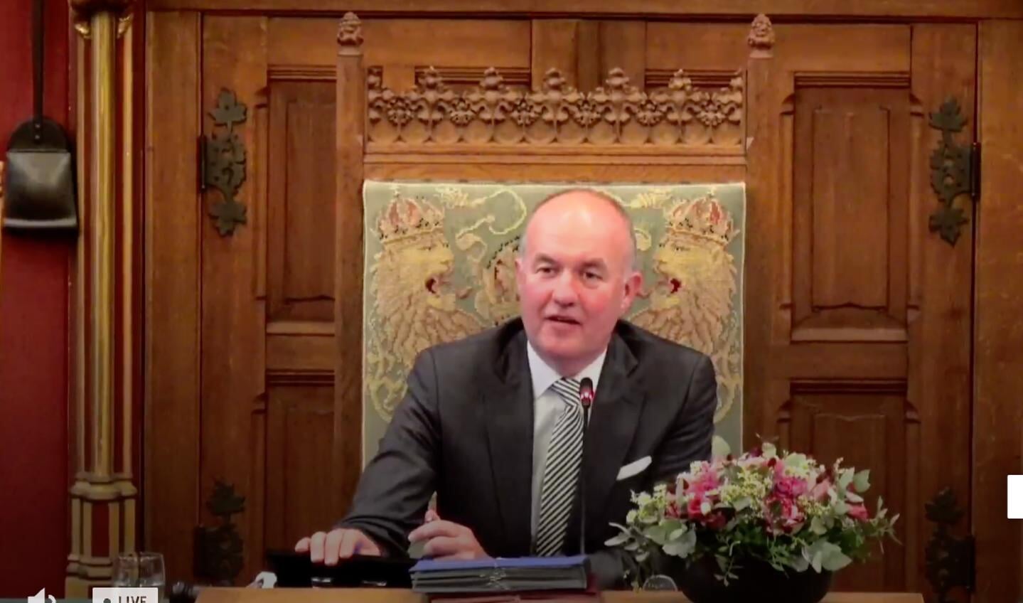 Commissaris Brok aan het woord in de Statenzaal.