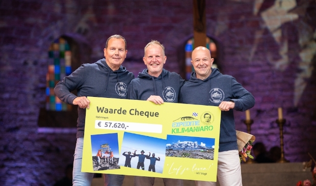 <p>Titys Vogt, Eelke Krol en Jogchum van der Woude met de cheque.</p>