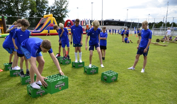 <p>Jeugdleden van de clubs doen een bierkratjesrace.</p>