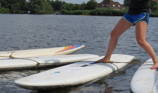 Schotsjespringen in de zomer. Het kan in Earnewâld.