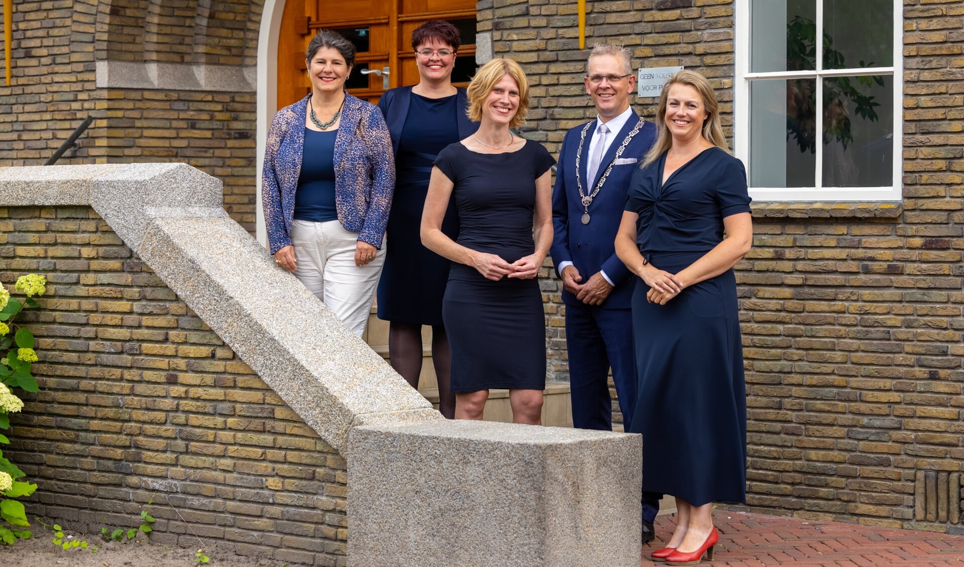 V.l.n.r.: Maaike van Gils (gemeentesecretaris), Tytsy Willemsma, Caroline de Pee, Jeroen Gebben (burgemeester) en Berber van Zandbergen.