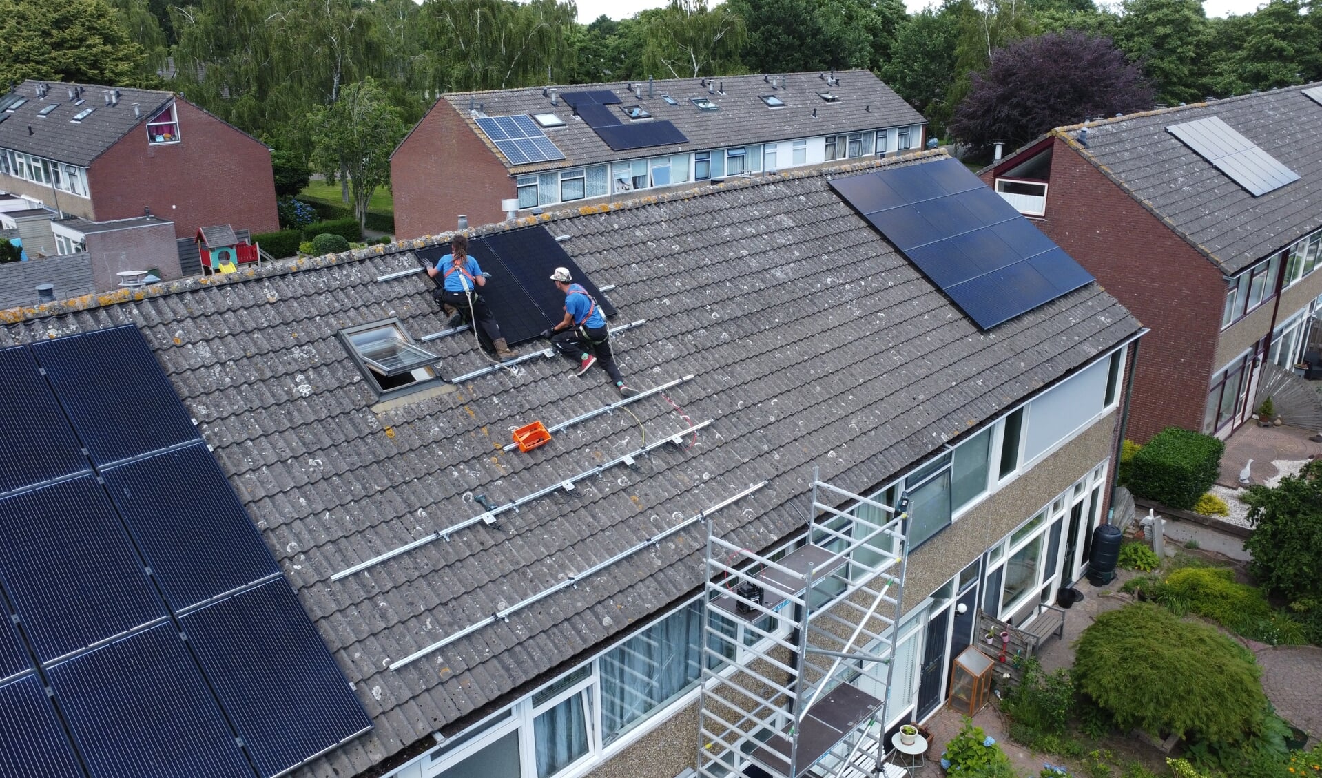 Monteurs van Safe Solar monteren zonnepanelen in Burgum. 