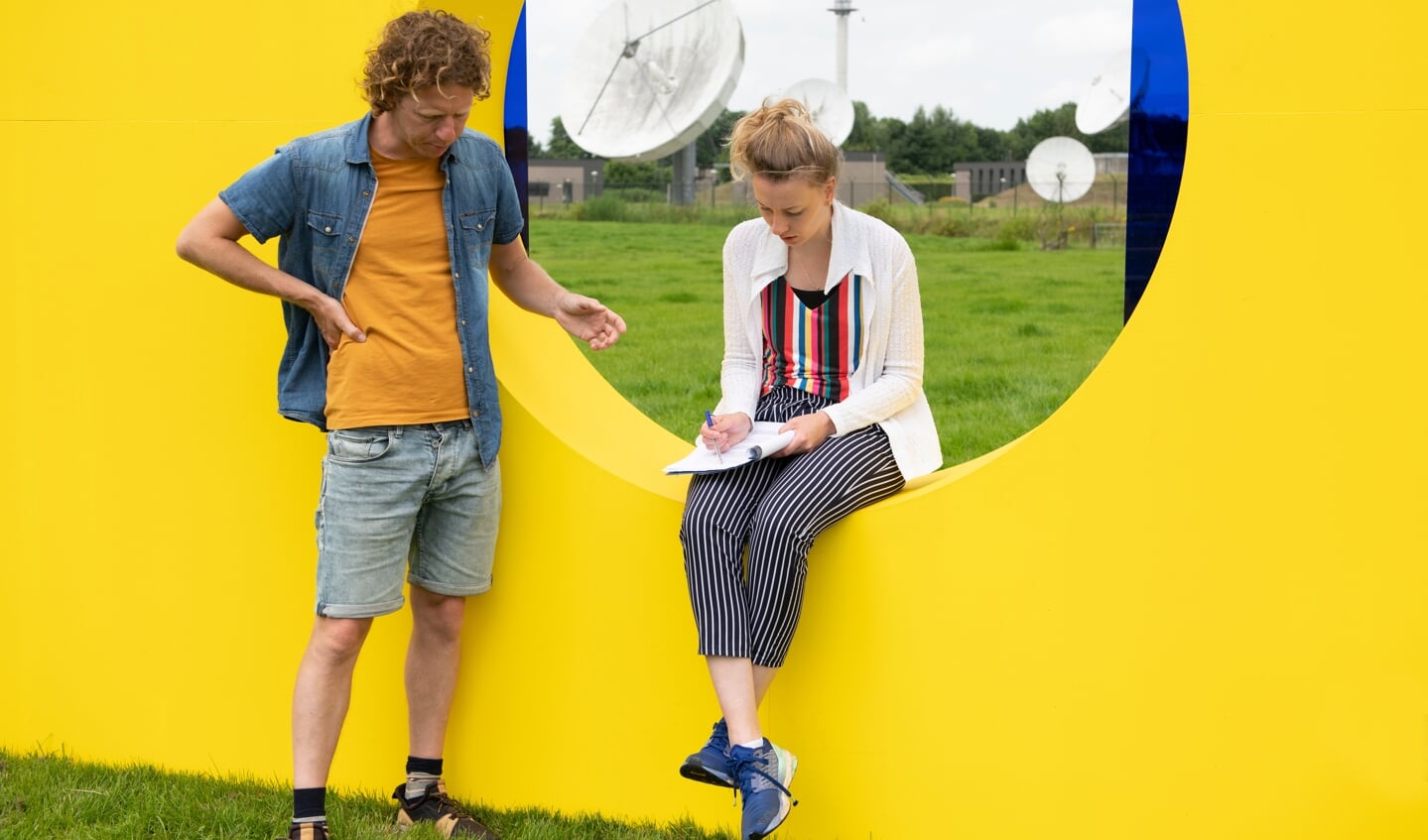Organisatoren Eline de Vries en Romke Gabe Draaijer met de schotels op de achtergrond.