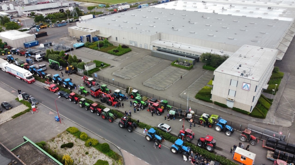 <p>Boeren blokkeren met tractoren het distributiecentrum van de Aldi in Drachten. </p>